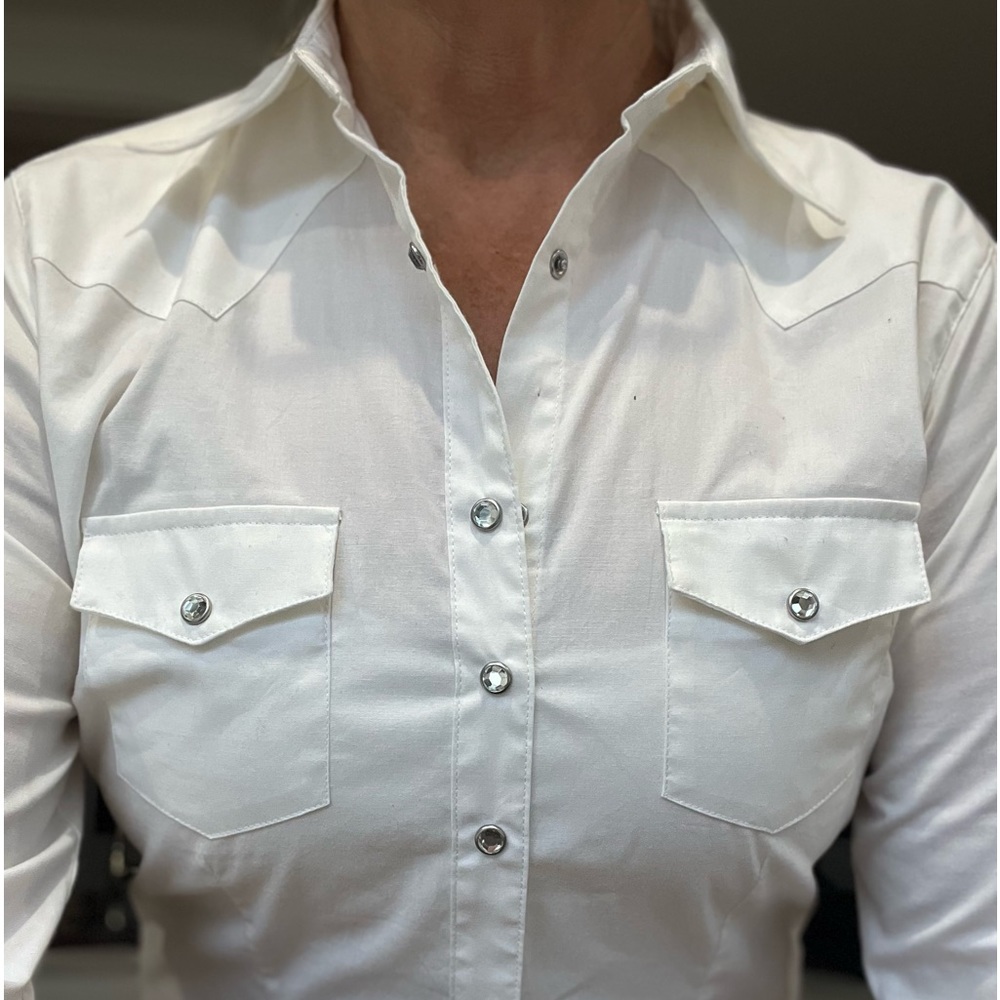 Wrangler fitted white blouse w/sequin snaps. rodeo cowgirl applique on back.